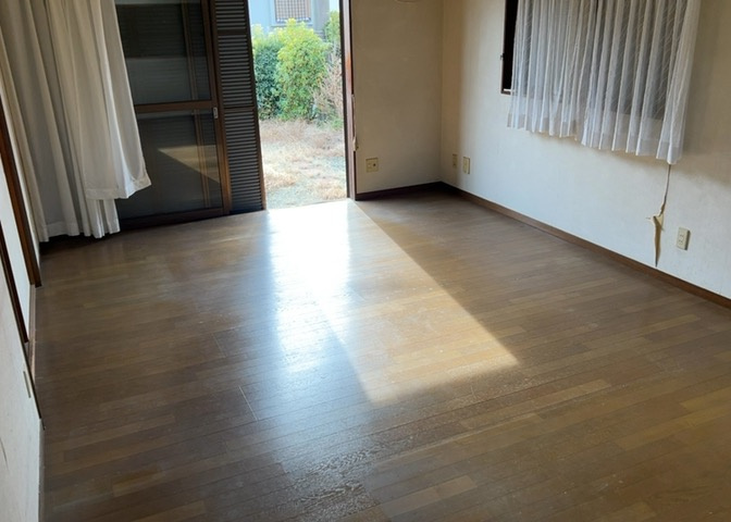 直線タイプはLとDKを一直線に並べた形で対面キッチンのタイプです。一般的なのでよく見かけるかもしれません。直線タイプに似た直接アイランドタイプは、キッチンとダイニングの間に壁がない分広く感じられます。