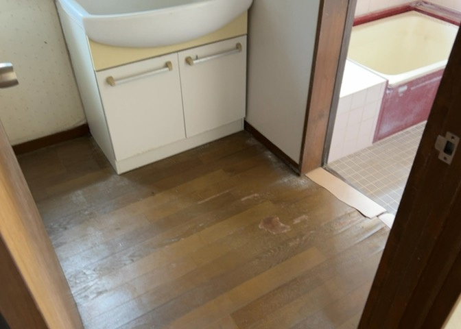 多くの戸建て住宅で見かける洗面脱衣所は、洗面台と洗濯機が2畳ほどのスペースに並べられていて、洗面所が脱衣所を兼ね備えている間取りが一般的です。お客様が利用することもある、パブリックな空間でもあります。