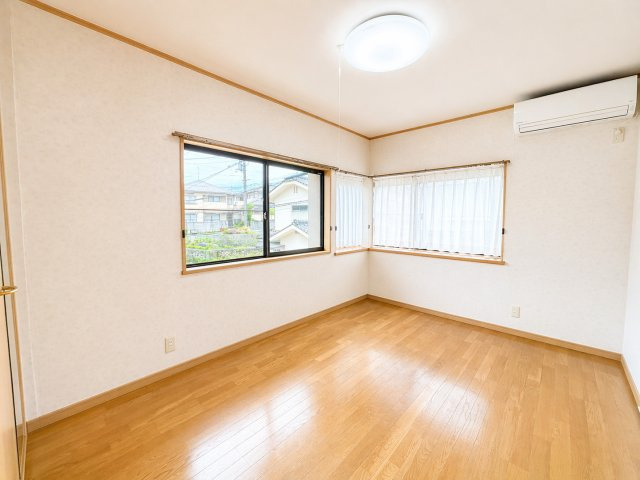 フローリング仕様の洋室は、ベッドやデスクの配置もしやすく、多用途に活用できる空間です。2面採光により明るく開放感があります。子供部屋や主寝室など、ライフスタイルに合わせてお使いいただけます。