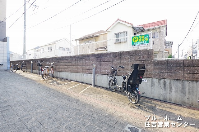 ■エントランス側にも駐輪場がございます