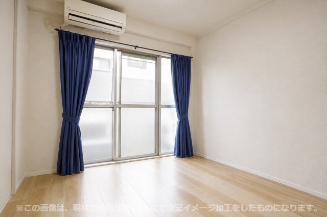 ■約5帖の寝室です　■東向きなので朝日が差し込み、明るい室内です