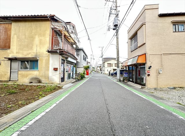 前面道路の様子。　広々とした道路に面しているので車の出し入れもスムーズに行えます。