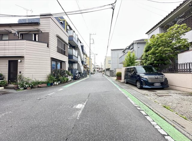 前面道路の様子。　暮らしやすい平坦地。