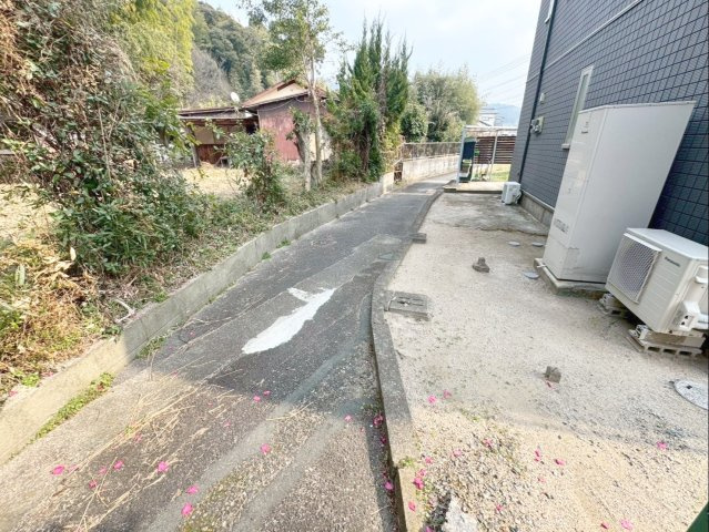 敷地に接する法外道路部分！セットバックが必要となります！