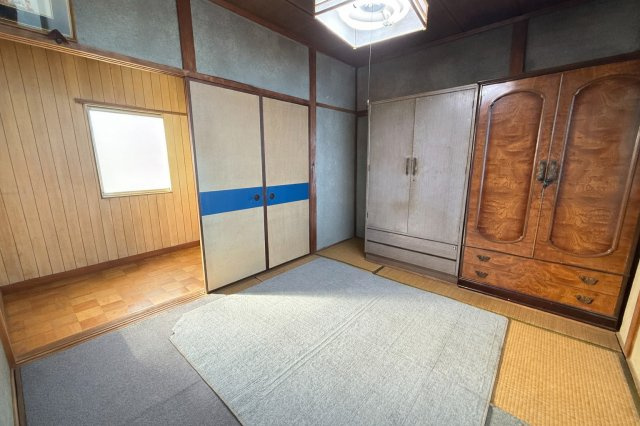 ゆったり過ごせる6帖和室。押入収納があり、お部屋をすっきり保てます。隣室との続き間としても利用でき、家族構成に応じた柔軟な使い方が可能です。落ち着いた和の空間で、心安らぐ時間をお過ごしいただけます。