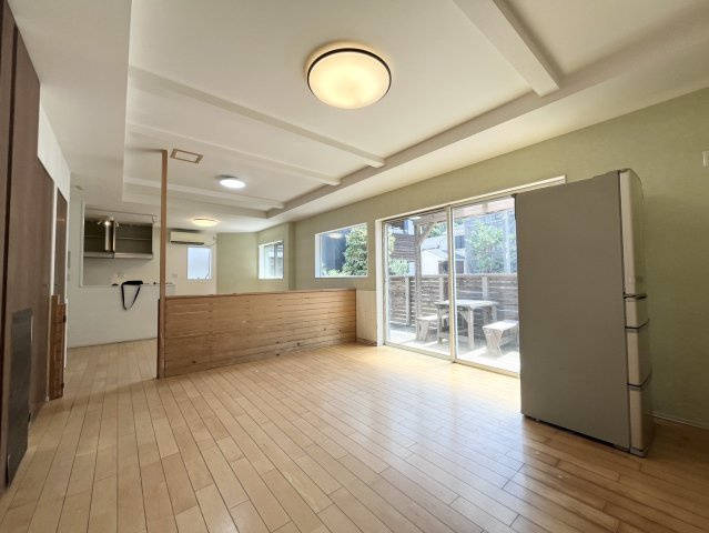 こちらの窓からウッドデッキに出られます