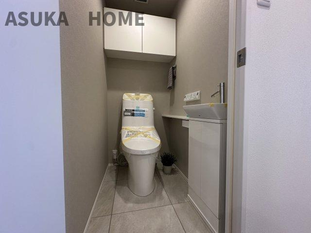 新規交換のトイレです。上部に収納がありすっきりと清潔感があります。