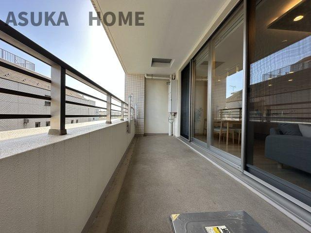 パノラマウインドウで大きな窓に接しているバルコニーになりますので、ワイドでお洗濯物もたくさん干せそう