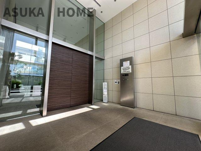 ウッドの扉が高級感のあるマンションエントランスです。オートロックになります。