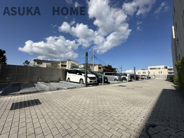 敷地内駐車スペースになります。スペースが広く取ってあり、駐車しやすそうです。