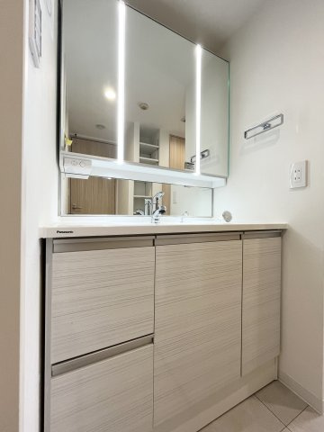 独立洗面台、小物を置くことができて便利です