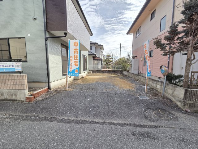 駐車は2台可能です！小さなお車でしたら並列駐車もできそうです。