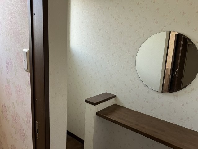 集中しやすいサイズ感の書斎。在宅ワークや読書、趣味の部屋として活用できます。生活空間と程よく距離があるため、静かな環境を確保しやすい点もメリット。収納棚やデスク配置もしやすく、多目的に使えます。