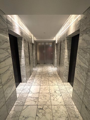 3階エレベーター前ホール、エレベーター4基あります