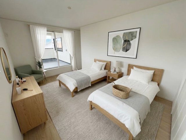 窓からの明るい光が差し込んで、気持ちの良い朝が迎えられます。※画像はイメージです。