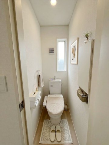 トイレは1・2階にあり、温水洗浄便座付きで年中快適にご使用いただけます。※画像はイメージです。