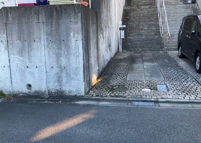 お持ちの車種によっては前面道路が広い方が便利でしょう。しかし、前面道路が広ければその分交通量が多くなるため、騒音などが気になる場合があります。実際に現地を見学し、周辺交通量や騒音などを確認しましょう！