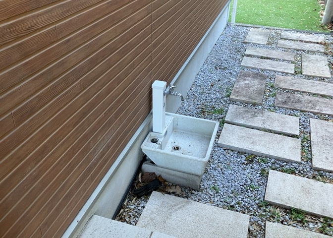 敷地内に散水栓や立水栓があると便利です。水道水を直接利用できるため、水を運ぶ手間を省くことが出来ます。大量の水を必要とする洗車作業や清掃などに役立ちます。その他設備とあわせて、現地でご確認ください。