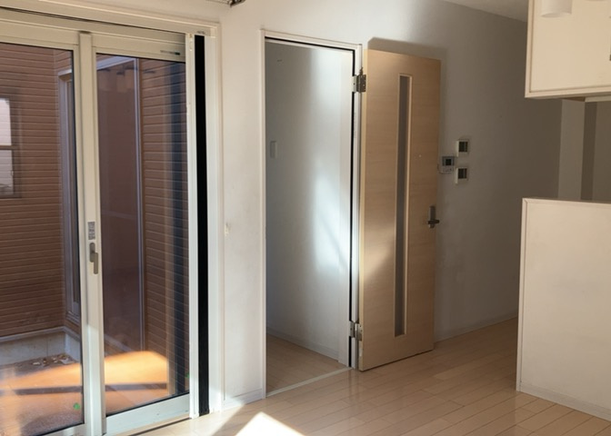 L型アイランドタイプは、キッチンからダイニングにもリビングにも目が行き届くので、とても使いやすい配置です。L字型独立タイプは、キッチンを独立させてるためLDKというよりもLDといった様なイメージです。