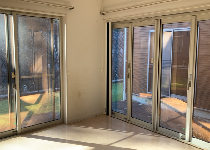 ダイニングは、食事や家族の団らんスペースとしてだけではなく、ほかの用途としても使用することができます。ダイニングテーブルを置き、食事のためのスペースを作ることでリビングとの差別化を図ることができます。