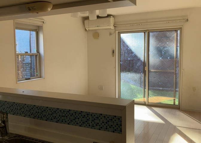 DKの物件でも広く見せたい方は、ダイニングスペースを広く使えるように工夫しましょう。低めのダイニングソファを置くと、家具の圧迫感が減り、広く見せることができ、ダイニングをリビングのように使用できます！