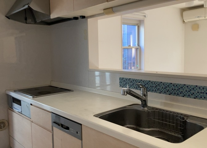 ダイニングとキッチンの間を扉や壁などで仕切らず、一体化させた間取りです。キッチンカウンターがついている物件ならば、食事をキッチンカウンターで取ることで、ダイニングスペースをリビングとして使用できます。