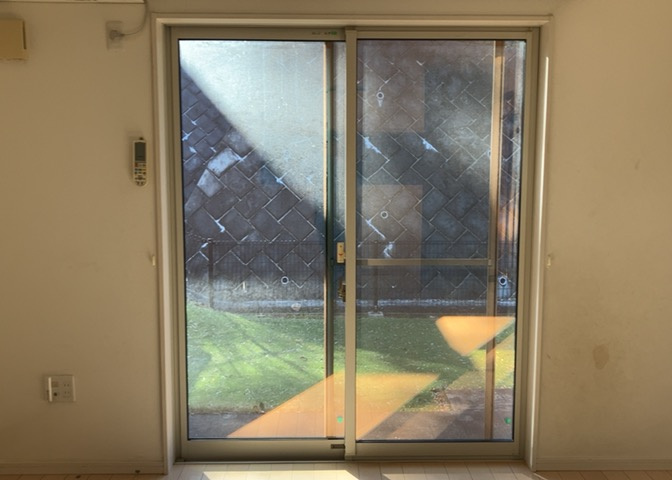 サッシは、ガラス窓に使用される金属製の窓枠です。一般的に住宅建築では、金属製建具工事の段階でガラス類・玄関などと同時に設置されます。種類や構造により断熱性能や遮音性能が異なるので現地でご確認ください。