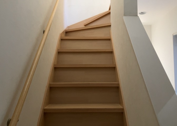 限られた敷地面積の場合、収納スペースを狭くして居室スペースを広く取ろうとすると、収納スペースがなくて困ることがあります。見学の際に各部屋に収納スペースがあるか、収納を置く場所はあるのか確認しましょう。