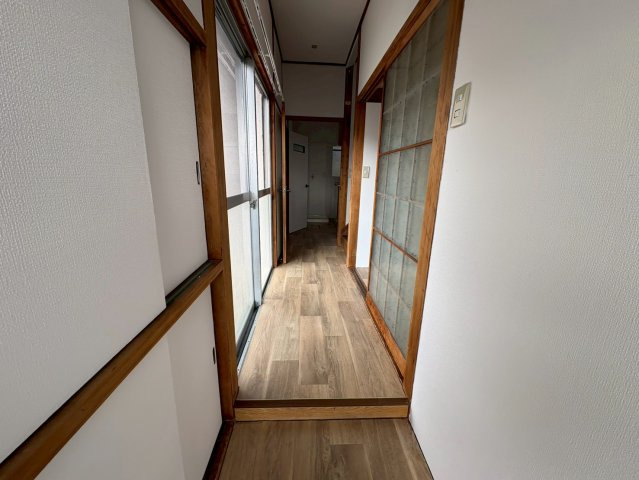 玄関から室内へ続く明るい廊下スペース。左側には収納が備わっています。窓から自然光が入り、昼間でも明るく開放感のある空間。毎日の生活を快適にサポートしてくれる使い勝手の良い玄関ホールです。