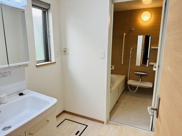 ～窓付きで明るい洗面所　換気もしやすいです～