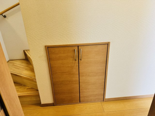 ～階段下収納　掃除グッズ、災害時グッズ、備品ストックなどに大活躍～