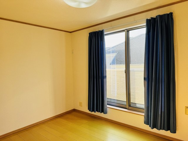～2階バルコニーに面している6.0帖の洋室です～