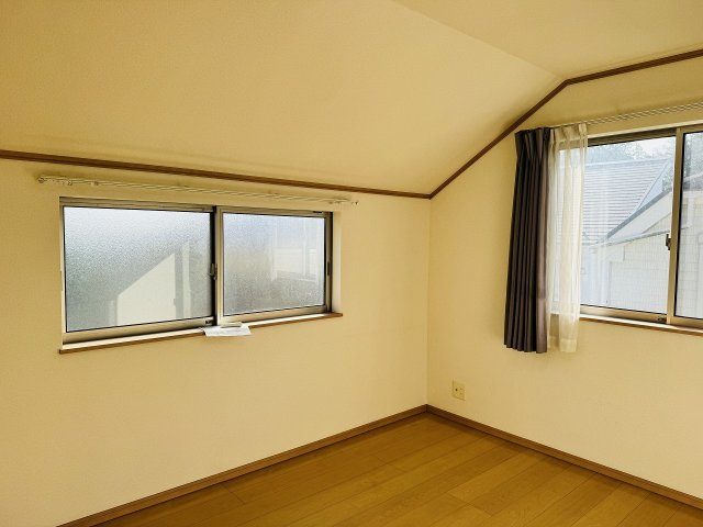 ～2階6.75帖の洋室　2面採光で明るく風通しの良いお部屋です～
