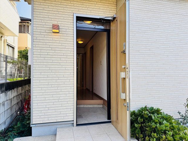 ～玄関は安心のWロックキーを採用～