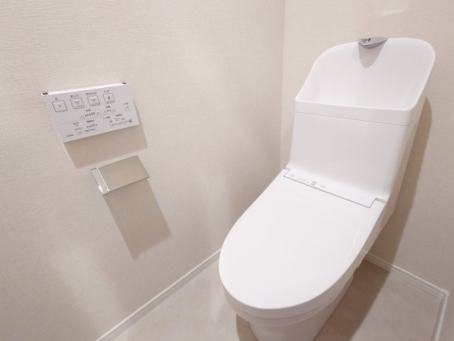 【新品】トイレ交換（収納棚・温水洗浄便座付き）、とても綺麗で清潔感があります♪