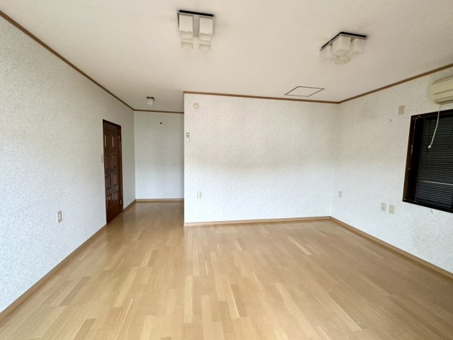 約9帖の広さを確保した洋室は、主寝室としてはもちろん、書斎や趣味の部屋など多目的に活用できるゆとりある空間です。大きな家具を配置しても圧迫感が少なく、自由度の高いレイアウトが可能です。