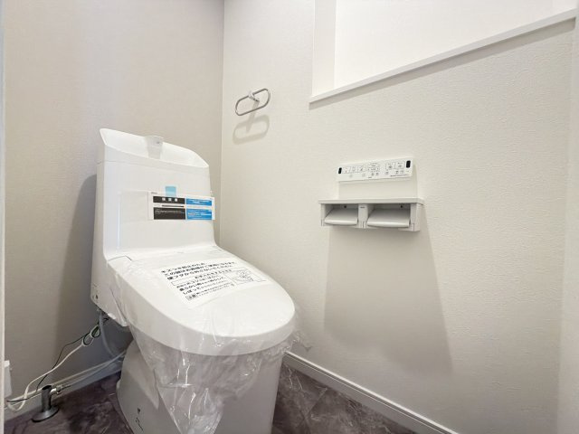 【新品】トイレ交換（収納棚・温水洗浄便座・窓付き）、とても綺麗で清潔感があります♪