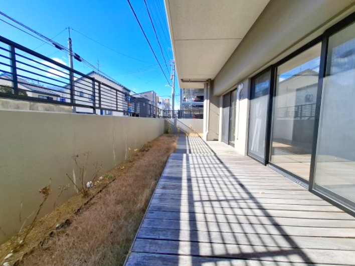 広々ウッドデッキ・テラスと専用庭。まるで戸建のような感覚で生活できるかと思います。
