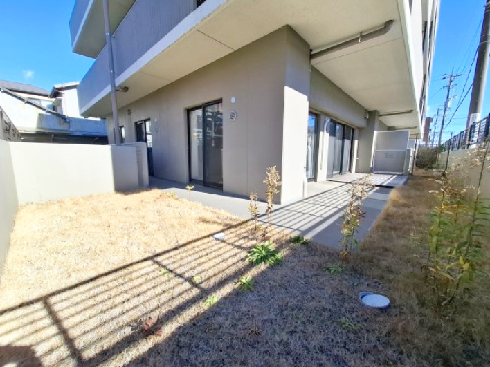 角部屋なので専用庭も広めです。陽当りも通風も良好ですね！
