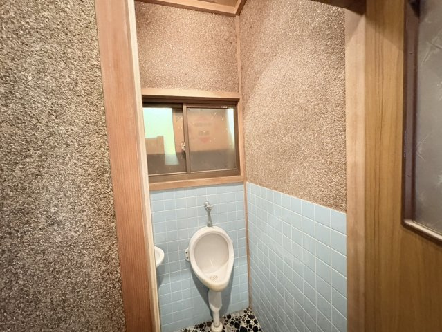 昔ながらのタイル仕上げが特徴的なトイレ空間です。壁面のタイルは清掃がしやすく、店舗利用や来客がある用途でも使いやすい造りとなっています。窓が設けられているため自然換気が可能、空気がこもりにくい。