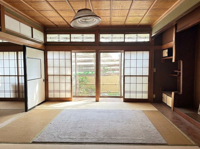 続き間として利用可能な和室です。天井は竿縁天井の仕上げです