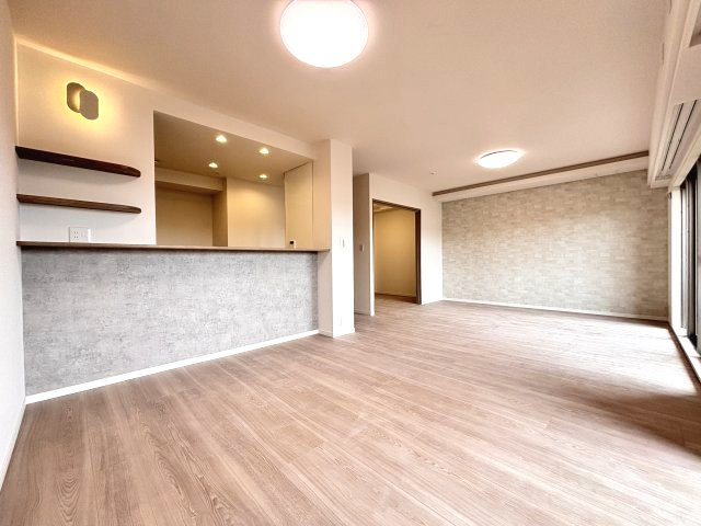 LDKは広々約19.8帖　リフォーム済みで即入居可能　アクセントクロスを使用