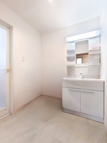 使いやすい形状の洗面台です