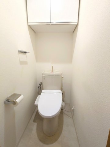 上部に収納があるとすっきりとしたトイレを保てますね