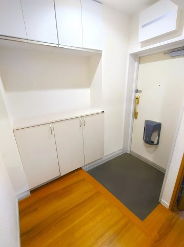 玄関横に収納があるので、片付いた玄関がキープできます