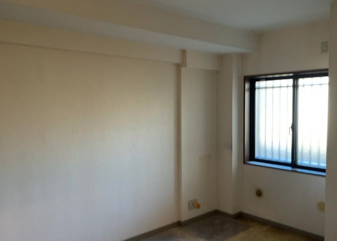 洋室のメリットは重い家具が置きやすく、身の回りが整理しやすいことです。　床がフローリングのため畳とは異なり凹みにくいです。　クローゼットなど収納が豊富で、普段使わない旅行カバンや服の整頓も簡単にです。