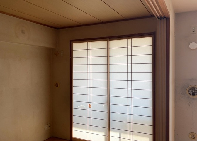 寝室でゆっくりと過ごすためにはベッド周りの適度な空間を担保することや窓の位置、照明の明るさ、寝室の広さなどを考える必要があります。自身や家族の構成とライフスタイルに併せて寝室にする部屋を選びましょう！