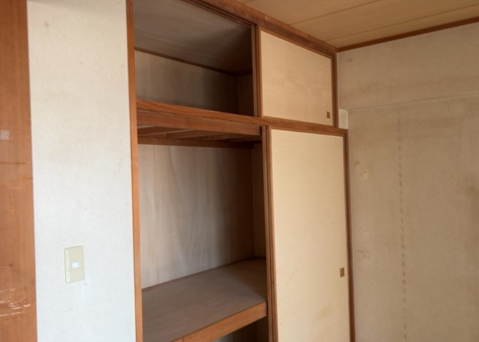 デザイン性を重視しすぎて収納が少なかった！なんてことにならないため、事前に現地で収納の数を確認しておくことをお勧めします。クローゼット以外にも床下収納や屋根裏収納、パントリーなどもチェックしましょう。