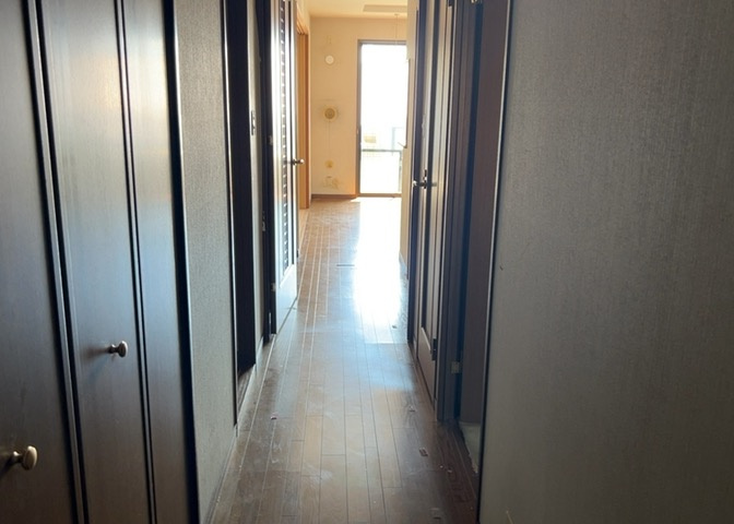 内装はとにかくおしゃれなものがいい！と選ぶ前に、まず住んだ後のことを想像してみましょう。住んでみたらコンセントの位置が悪くて使いにくいなど出てきます。事前にどの家電をどこに置くか想定しておきましょう。