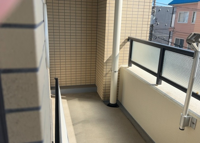 バルコニーは、室外の専用スペースのうち、「屋根がなく開放された空間」であるものを指します。ベランダより広いタイプのものが多く、日当たりもよいため家庭菜園などを楽しみたい人にとって適した環境となります。